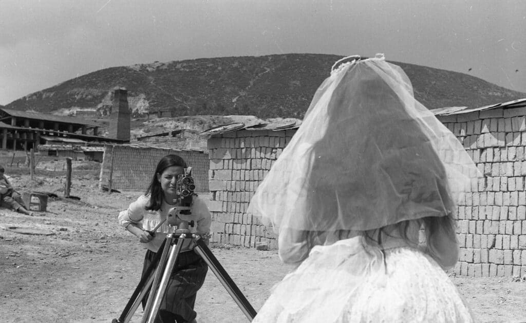 Marta Rodríguez rodando Chircales